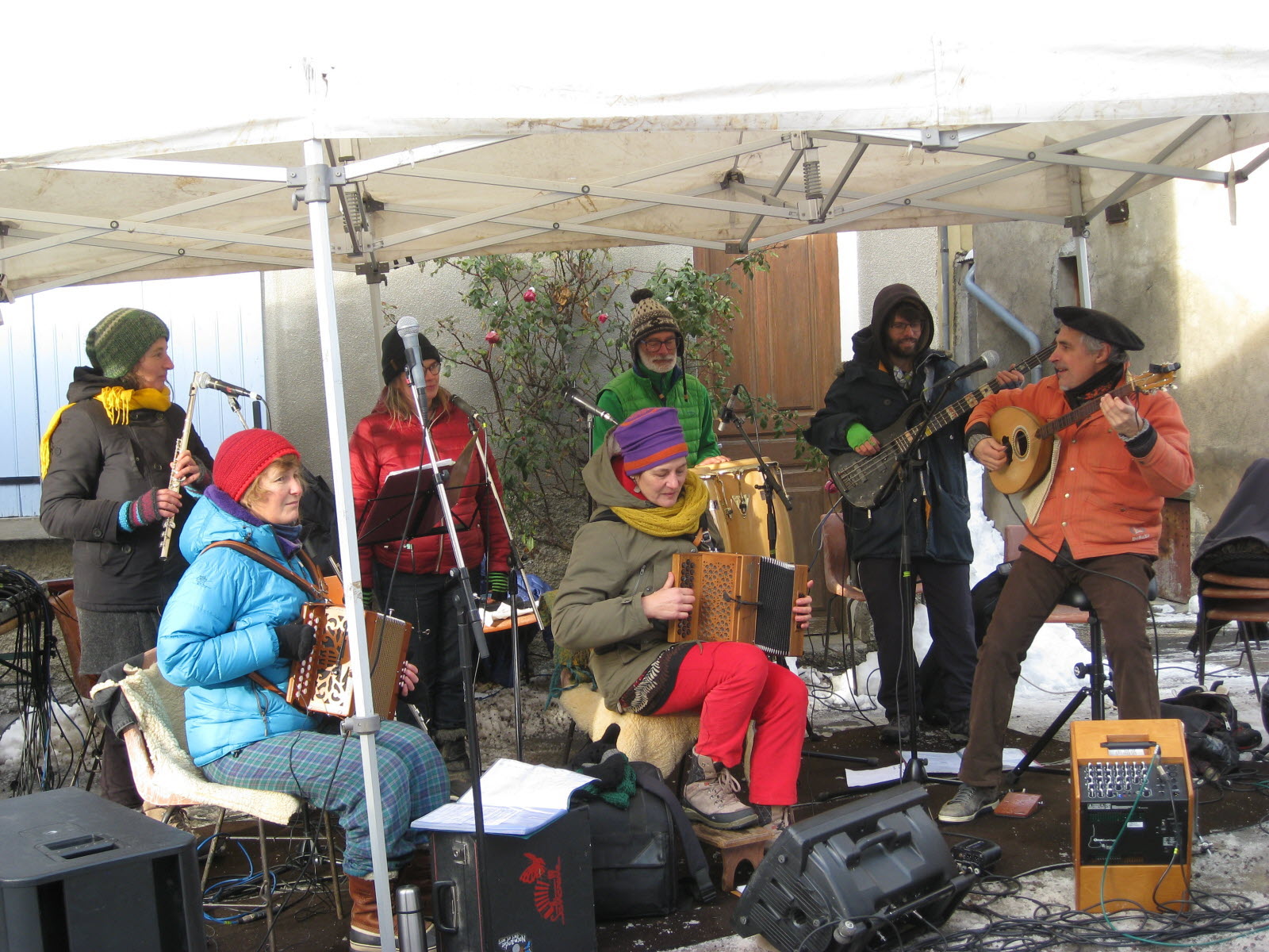 les coquecigrues orchestre de musiques a danser ont fait danser les passants malgre le sol encore enneige 1639406673